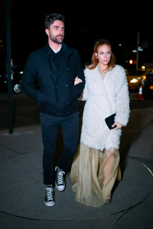 Brittany Snow y Tyler Stanaland caminando