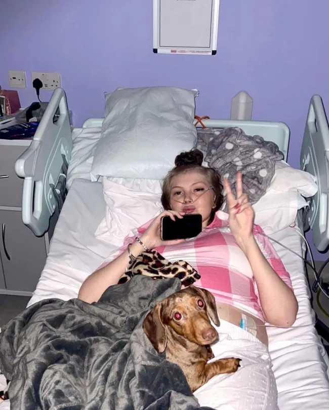 La estrella de TikTok Leah Smith en una cama de hospital
