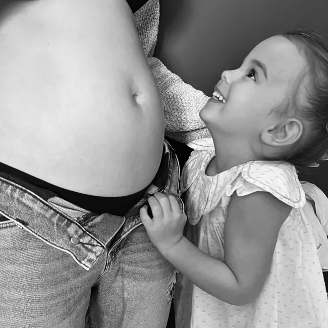 Lala Kent embarazada y su hija Ocean sonriendo ante su panza desnuda