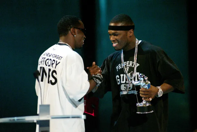 50 Cent y Diddy se dan la mano.