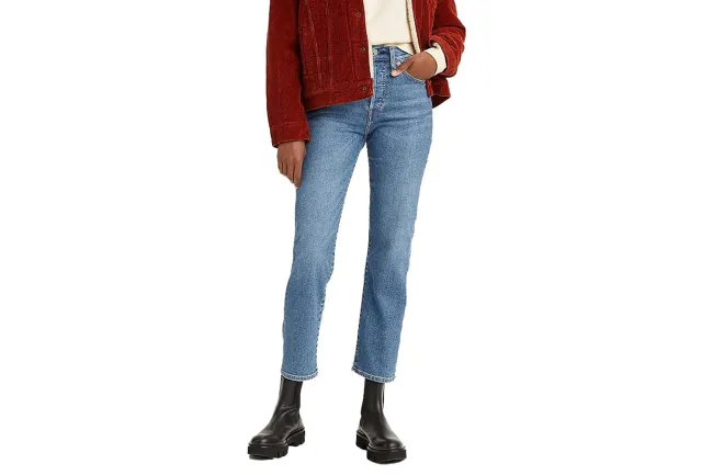 Una modelo con jeans Levi's