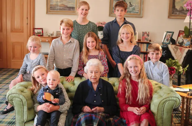 La reina Isabel II flanqueada por 10 de sus nietos y bisnietos.