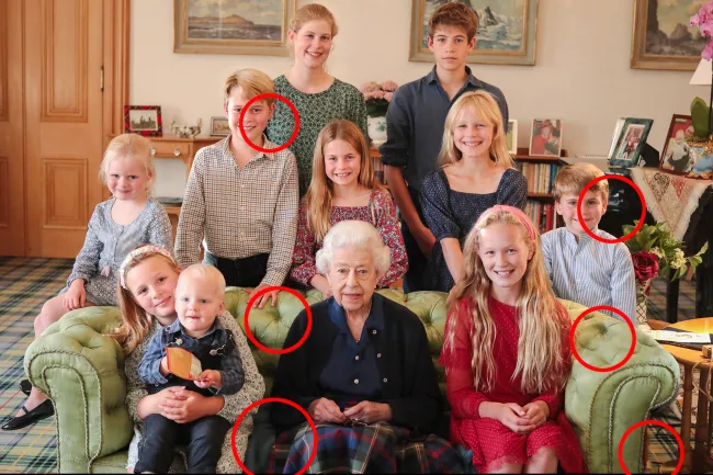 La reina Isabel II flanqueada por 10 de sus nietos y bisnietos con círculos rojos alrededor de las ediciones.