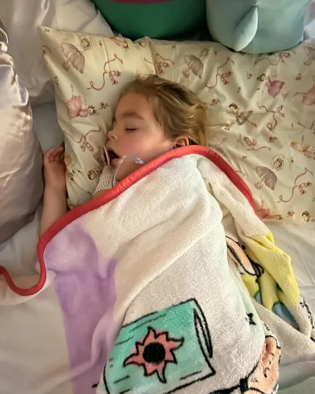 La pequeña hija de Gunnar Peterson durmiendo en una cama de hospital.