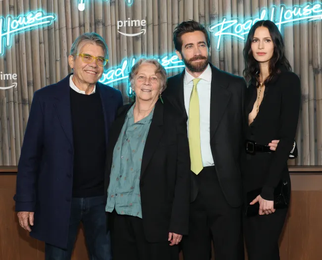 Jeanne Cadieu y Jake Gyllenhaal con los padres de este último.