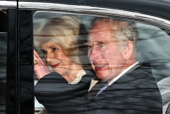El rey Carlos III y la reina Camilla en un coche.