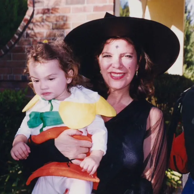 karen houghton sosteniendo a su hija disfrazada de halloween