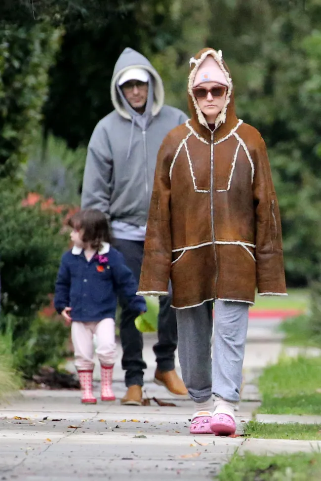 Alaia Baldwin Aronow paseando con su marido y su hija