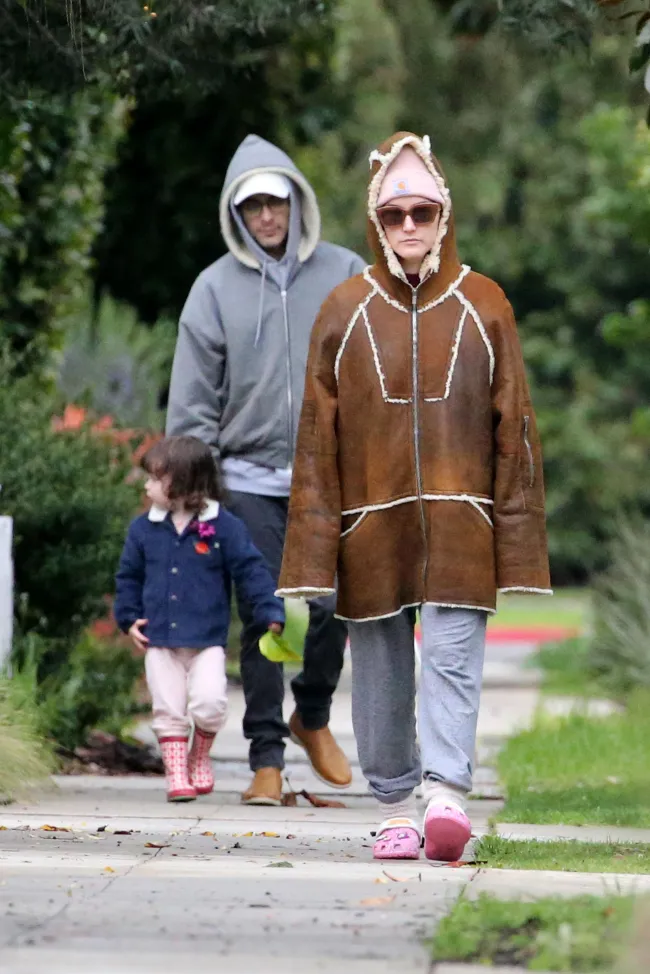 Alaia Baldwin Aronow paseando con su marido y su hija