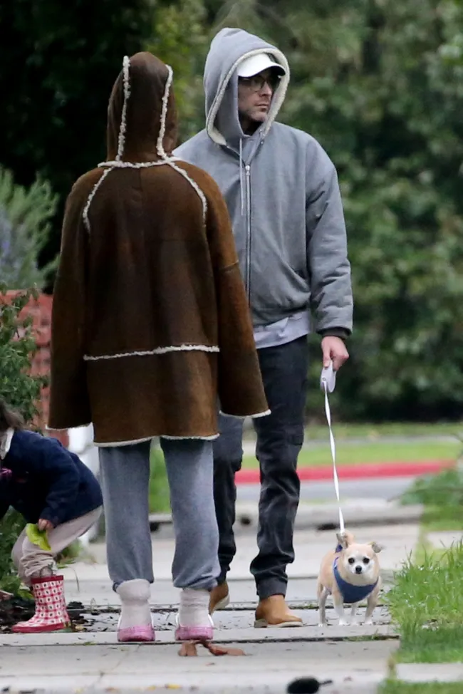 La espalda de Alaia Baldwin frente a su marido mientras pasea a su perro.