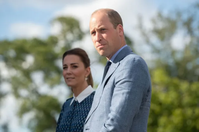 Kate Middleton y el príncipe William de pie