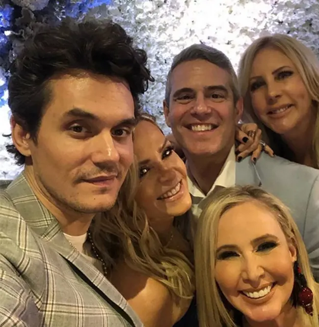 Una selfie de Andy Cohen, Shannon Beador, Vicki Gunvalson y John Mayer