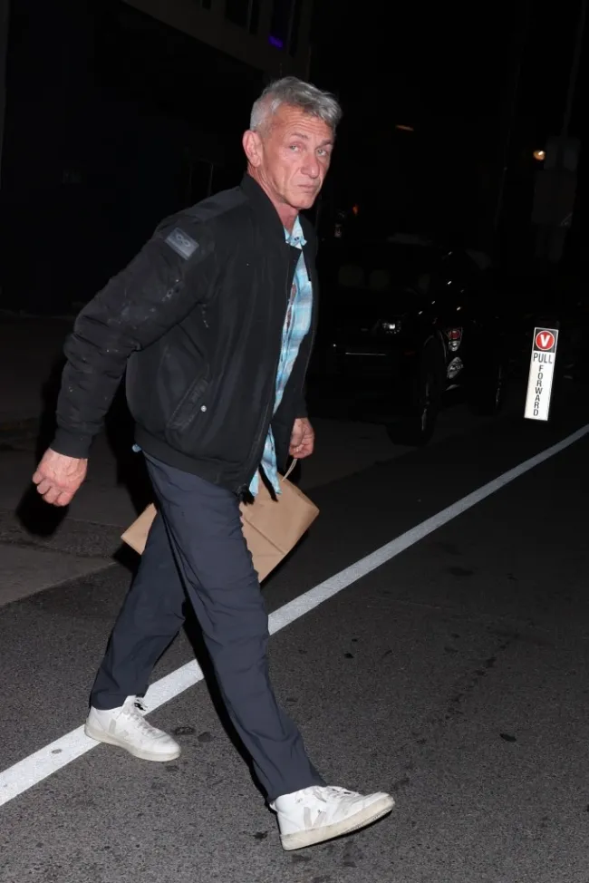 Sean Penn caminando