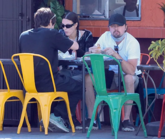 Leonardo DiCaprio y Vittoria Ceretti almorzando en Yuca's en Los Ángeles.