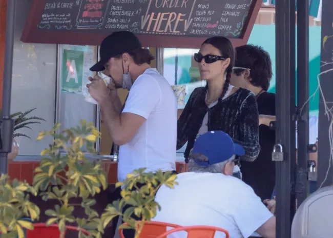 Leonardo DiCaprio y Vittoria Ceretti almorzando en Yuca's en Los Ángeles.