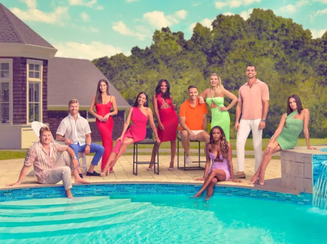 Foto del elenco de Summer House junto a la piscina.