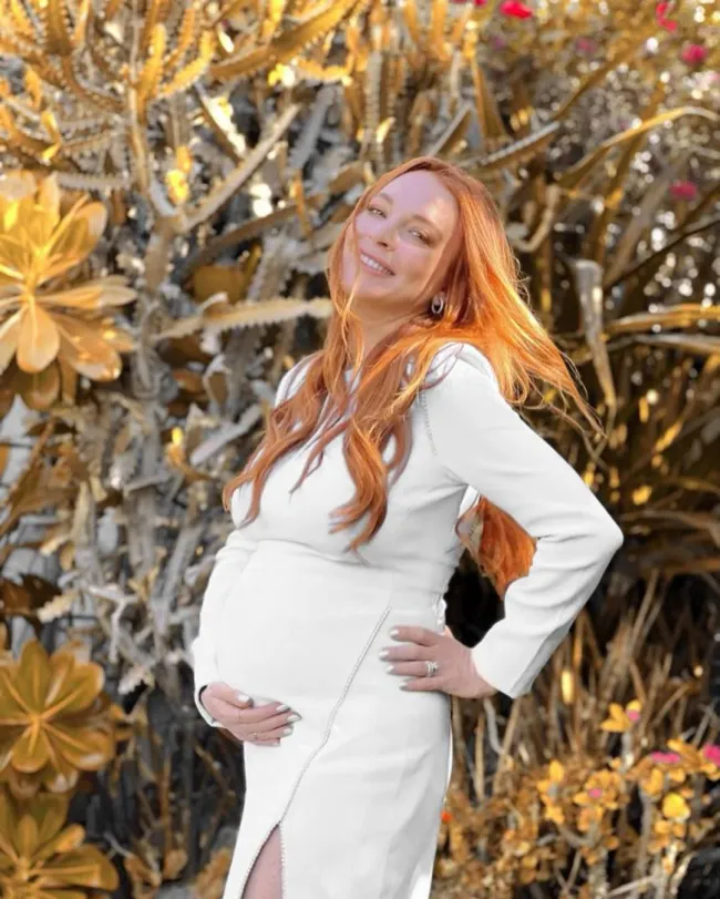 La embarazada Lindsay Lohan acunando su panza.