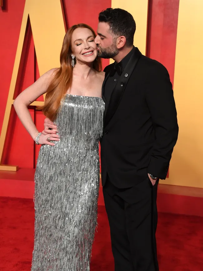 Lindsay Lohan y Bader Shammas en la fiesta de los Oscar de Vanity Fair 2024.