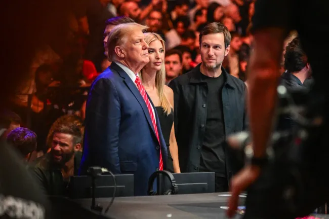 Ivanka Trump junto a su padre, Donald Trump, y su esposo Jared Kushner.