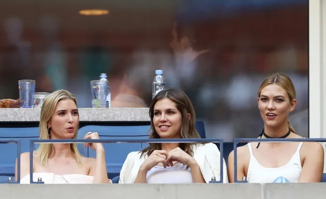 Ivanka Trump, Dasha Zhukova y Karlie Kloss ven tenis.