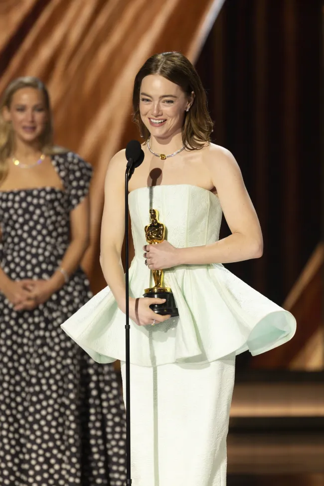 Emma Stone ganando un Oscar.