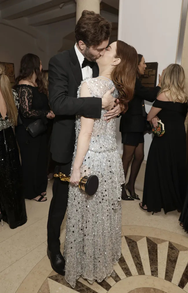 Dave McCary y Emma Stone besándose.