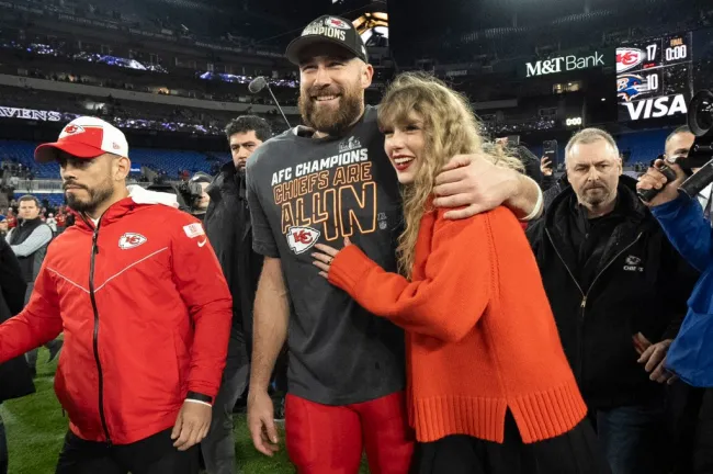 Taylor Swift y Travis Kelce en el partido de fútbol americano del Campeonato de la AFC de la NFL