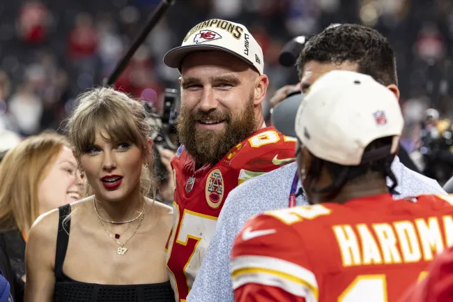 Travis Kelce #87 de los Kansas City Chiefs y Taylor Swift reaccionan al ver a Mecole Hardman Jr. #12 de los Kansas City Chiefs después del partido de fútbol americano del Super Bowl 58 de la NFL entre los San Francisco 49ers y los Kansas City Chiefs en el Allegiant Stadium en febrero. 11 de octubre de 2024 en Las Vegas, Nevada.