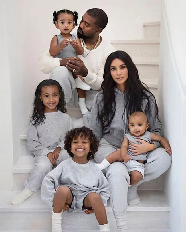 Kim Kardashian y Kanye West con sus hijos.