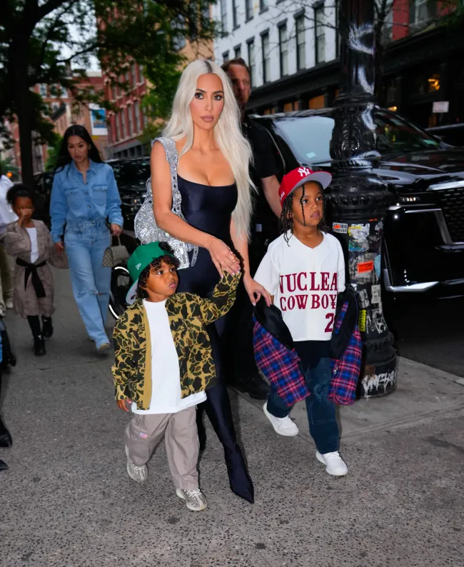 Kim Kardashian con sus hijos.