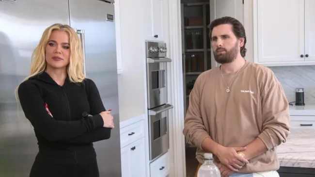 Khloé Kardashian y Scott Disick parados en la cocina