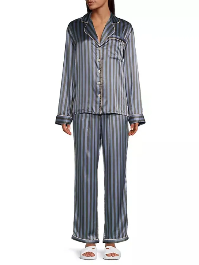 Una modelo en pijama de rayas.