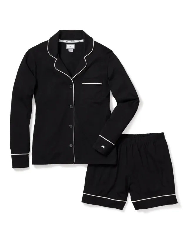 Un conjunto de pijama con ribetes negros.