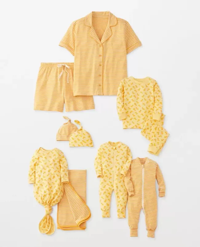 Un conjunto de pijama familiar amarillo a juego.