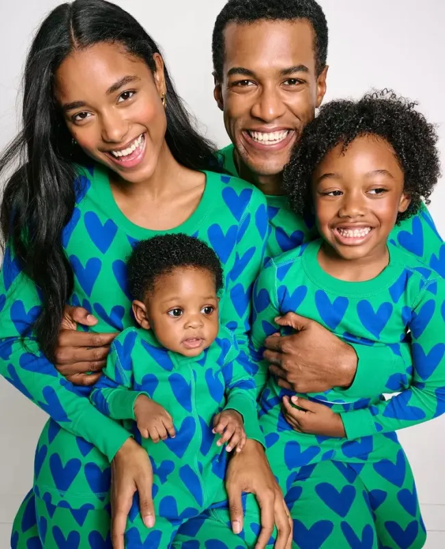un conjunto de pijama de corazón verde