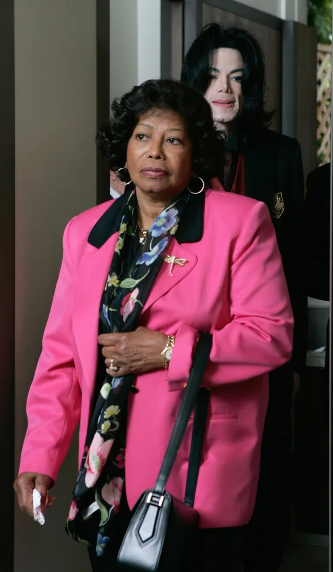 Katherine Jackson pasando por el control de seguridad en un juzgado en 2005.