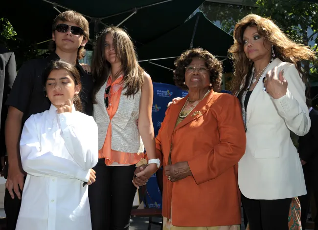 Katherine Jackson, Paris Jackson, Prince Jackson, Latoya Jackson y Bigi Jackson en una ceremonia en honor a Michael Jackson en el Childrens Hospital en 2011.