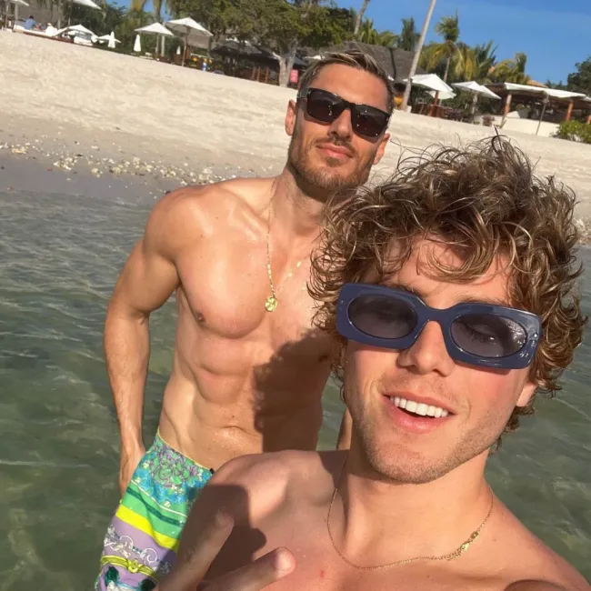 Lukas Gage y Chris Appleton se hacen un selfie.