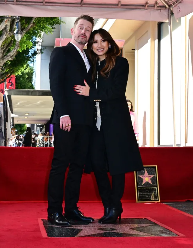 Macaulay Culkin y Brenda Song en su ceremonia del Paseo de la Fama de Hollywood
