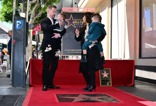 Macaulay Culkin, Brenda Song y sus hijos en la ceremonia de Culkin en el Paseo de la Fama de Hollywood