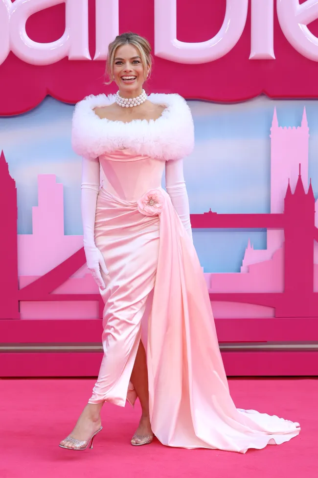 Margot Robbie con un vestido rosa