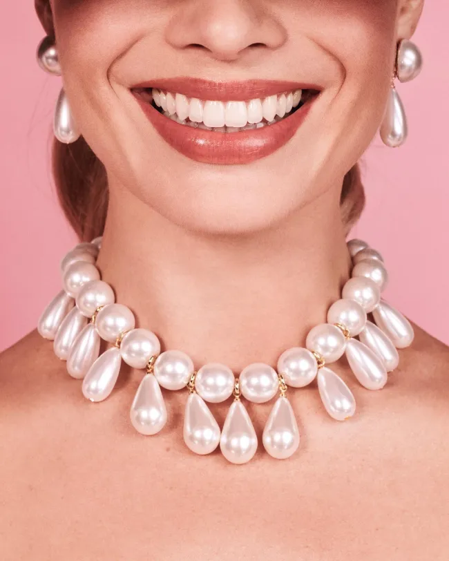 El collar de perlas de Margot Robbie
