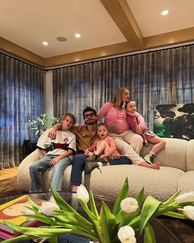 Matthew Koma y Hilary Duff con sus hijos.