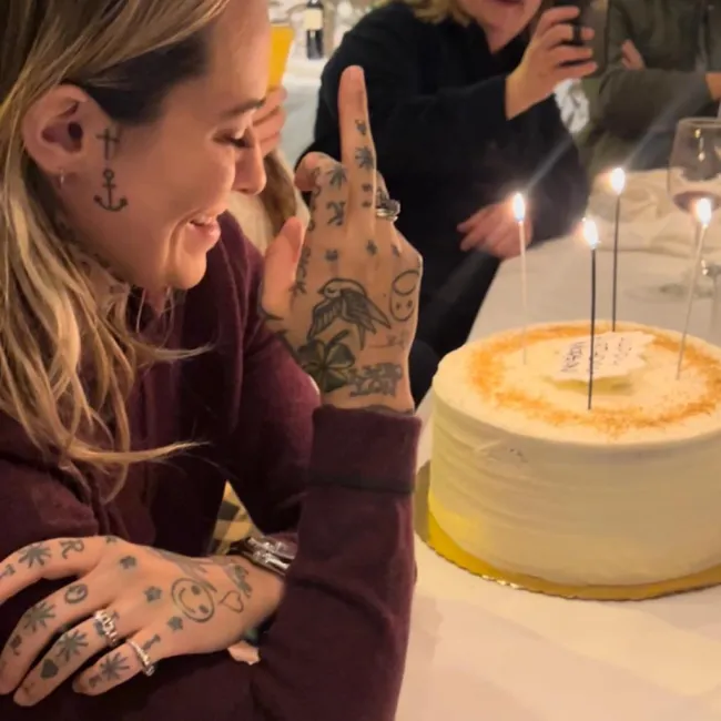 Morgan Wade posa frente a una tarta de cumpleaños.