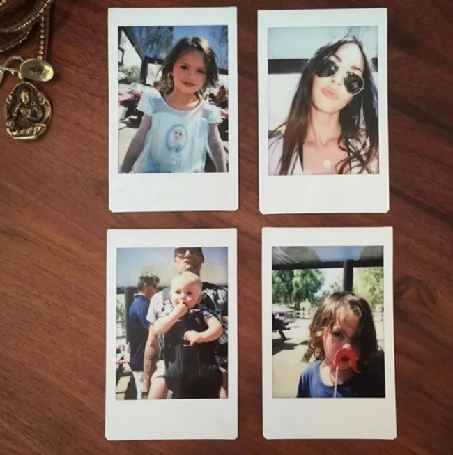 Polaroids de Megan Fox y sus hijos.