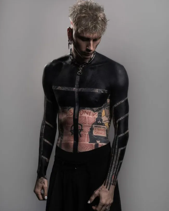 Machine Gun Kelly muestra nuevos tatuajes negros que cubren los brazos y el torso.