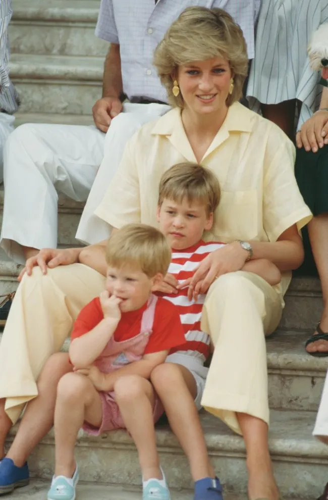 El príncipe William y el príncipe Harry con la princesa Diana en 1987.