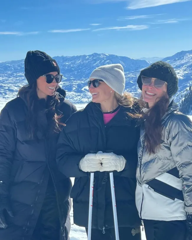 Meghan Markle con Heather Dorak y Kelly McKee Zajfen esquiando.
