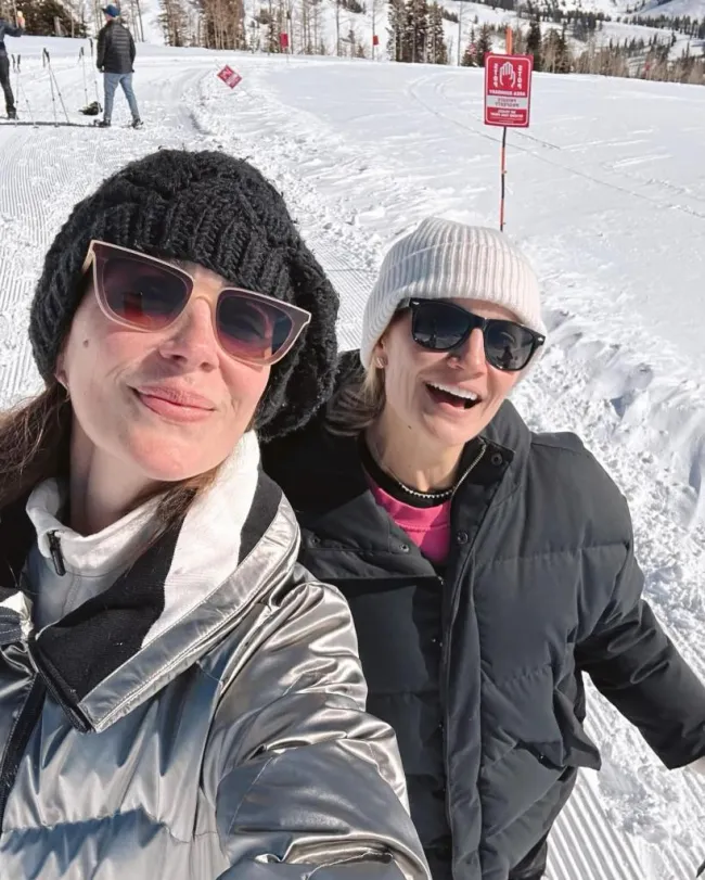 Heather Dorak y Kelly McKee Zajfen esquiando.