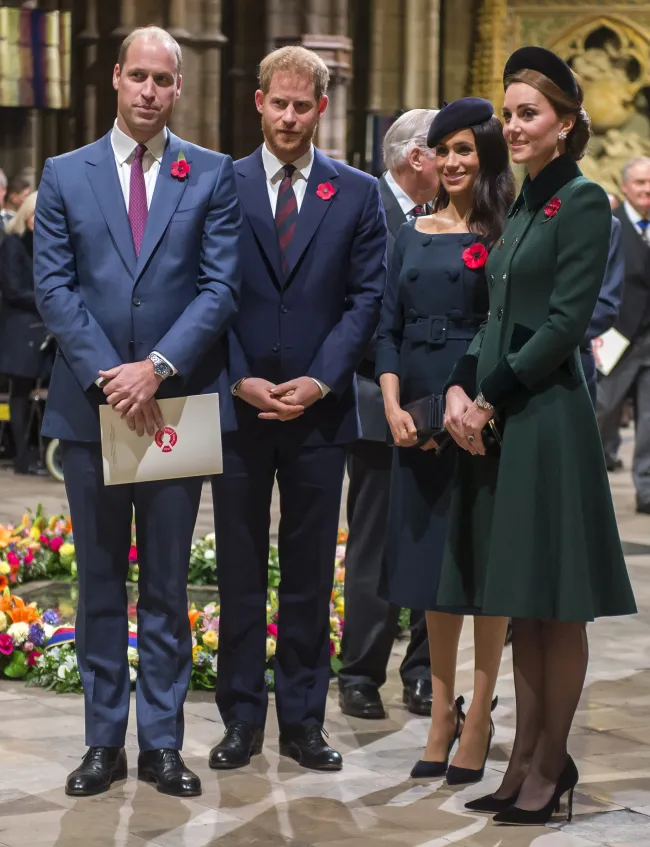 Miembros de la Familia Real asisten a un servicio para conmemorar el centenario del Armisticio en la Abadía de Westminster.
